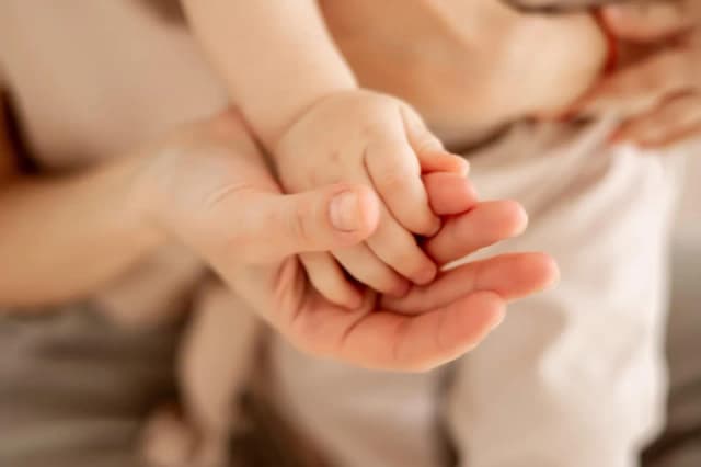 Znaczenie dotyku w rozwoju dziecka: jak wpływa na emocje i bezpieczeństwo Znaczenie dotyku w rozwoju dziecka: jak wpływa na emocje i bezpieczeństwo